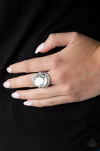 Load image into Gallery viewer, Queen Scene - White *